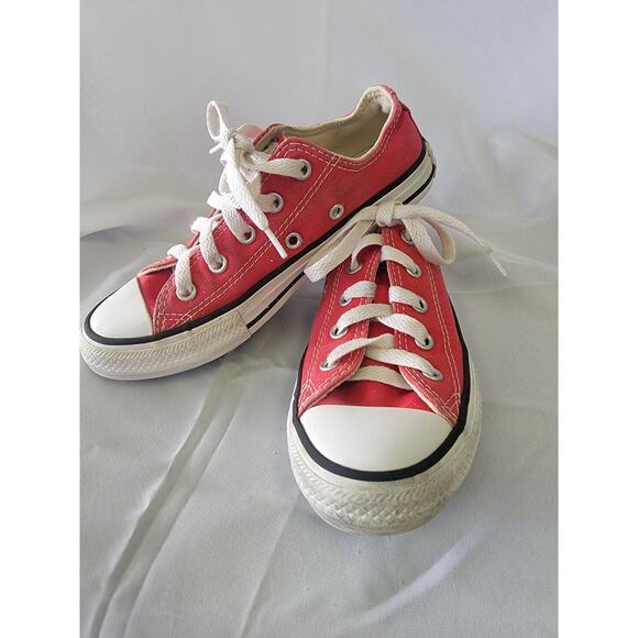 Red Converse Low Top Chuck Taylor Size 1 Youth Boys Or Girls Unisex - Picture 3 of 7